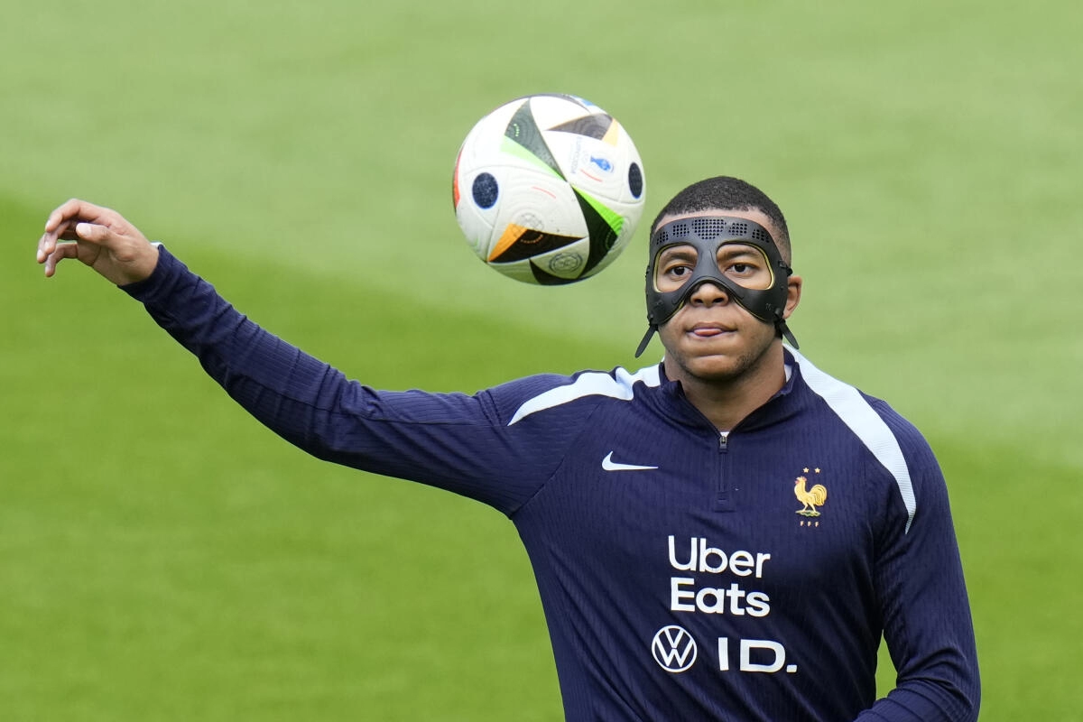 VRAĆA LI  SE MBAPPE? / DESCHAMPS: Maska će malo utjecati na njegov vid